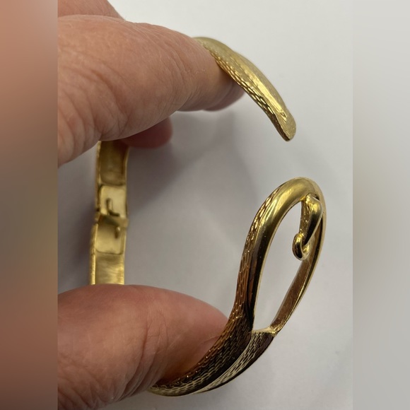 3 for $30 Vintage 80s Signed Avon Gold Tone Belt Buckle Hinged Clamper Bracelet - Picture 4 of 11